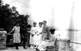 Αγλαΐα Ζάννου, Νίκος Παντελάκης, ..., Lucie Ζάννου, Κλεάνθης Ζάννος, Αμαρυλλίς Ζάννου,  στο σπίτι...