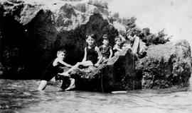 Κώστας Μυλωνάς, Παύλος Μυλωνάς, Γιολάντα Αγαλλίδη, Γιάννης Παντελάκη, Έλλη Αγαλλίδη. Τράπεζα Αιγι...