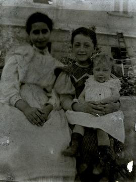 Edith Ζάννου, Ελμίνα Ζάννου, Κυψέλη Ιούνιος 1898 1