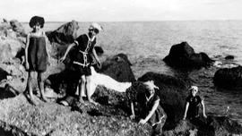 Αγλαΐα Ζάννου, Blanche Ζάννου, Lucie Ζάννου. Παραλία Τράπεζας Αιγιαλείας 1