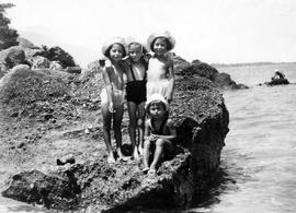 Μιράντα Ζάννου, Αλίκη Ζάννου, Αλίκη Παπαβλασοπούλου, Στέφανος Παντελάκης. Παραλία Τράπεζας Αιγιαλ...