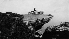 Ο βράχος έξω από το σπίτι του Αριστόβουλου Ζάννου στην Τράπεζα Αιγιαλείας από τον οποίο έβλεπες τ...