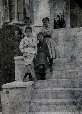 Ελμίνα Ζάννου, Edith Ζάννου, Μίλτος Ζάννος, Lucie Ζάννου, στις σκάλες του σπιτιού της Κυψέλης στη...