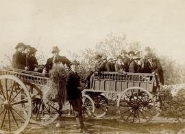 Αριστείδης Μαυρίδης όρθιος στη μέση, Blanche Ζάννου, Ελμίνα Ζάννου, Lucie Ζάννου Μίλτος Ζάννος πί...