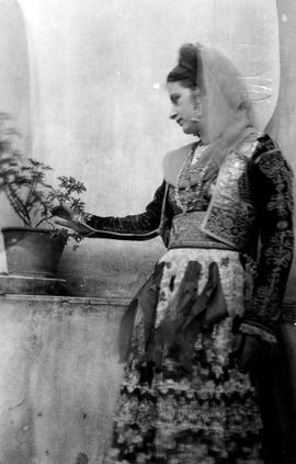 Αλίκη Παπαβλασοπούλου με κερκυραίικη ενδυμασία, 1948 ή 1949 1