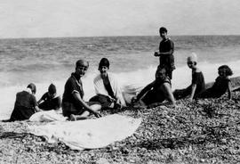 Lucie Ζάννου (όρθια), Έλλη Αγαλλίδη (τελευταία). Παραλία Τράπεζας Αιγιαλείας. 1920 1