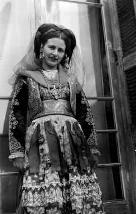 Αλίκη Παπαβλασοπούλου με κερκυραίικη ενδυμασία, 1948 ή 1949 1
