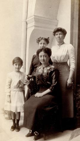 Λιλή Ζάννου, Miss Dillon, Αγλαΐα Ζάννου, Edith Ζάννου 1