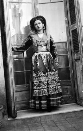 Αλίκη Παπαβλασοπούλου με κερκυραίικη ενδυμασία, 1948 ή 1949 1