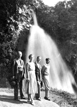 Γιάννης Αγαλλίδης, Έλλη Αγαλλίδη, Μίλτος Μυλωνάς, Κώστας Μυλωνάς. Έδεσσα 28.6.1932 1