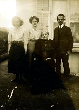 Matilde Lindermayer, Otilia Lindermayer, Ορέστης Lindermayer, Toni LIndermayer (το γένος Lottner) 1