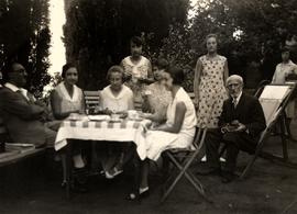 Τράπεζα Αιγιαλείας. Τσάϊ. Νίκος Παντελάκης, Lucie Ζάννου, Λιλή Ζάννου, Blanche Ζάννου, Ελμίνα Παν...