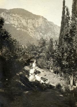 Σπίτι Αριστόβουλου Ζάννου στο χωρίο Τράπεζα Αιγιαλείας. Αλέα στην πανήγυρι. Αριστόβουλος Ζάννος, ...