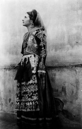 Αλίκη Παπαβλασοπούλου με κερκυραίικη ενδυμασία, 1948 ή 1949 1