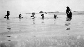 Αριστείδης Μαυρίδης, Λιλή Ζάννου, Lucie Ζάννου,..., Blanche Ζάννου. Παραλία Τράπεζας Αιγιαλείας, ...