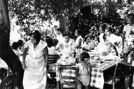 Σπίτι Αριστόβουλου Ζάννου στην Τράπεζα Αιγιαλείας. Γεύμα στα κάτω χαλικάκια. Lucie Ζάννου, Αλέκος...