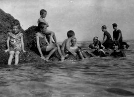 Έλλη Αγαλλίδη, Ελμίνα Ζάννου, Lucie Ζάννου, Αγλαΐα Ζάννου. Παραλία Τράπεζας Αιγιαλείας 1