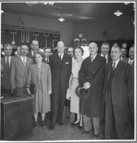 Αναμνηστική φωτογραφία στους χώρους των γραφείων  1