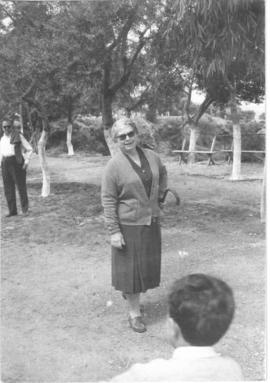 Η Ελμίνα Παντελάκη στο χωριό Τράπεζα καθ' οδόν προς την Τεμπελόραχη 1