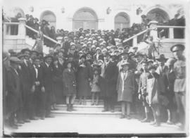 Αναμνηστική φωτογραφία μπροστά στη Λυρική Σκηνή  1 1