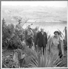 Περίπατος στους κήπους του εργοστασίου με θέα τη θάλασσα 1